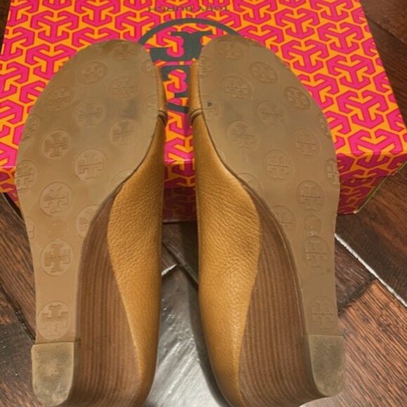 Tory Burch Natalya Mid-Heel Wedge Royal Tan Size 8 VGUC! - Picture 2 of 3